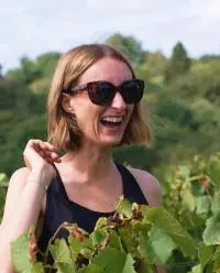 Femme dans la vigne
