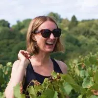 Femme dans la vigne